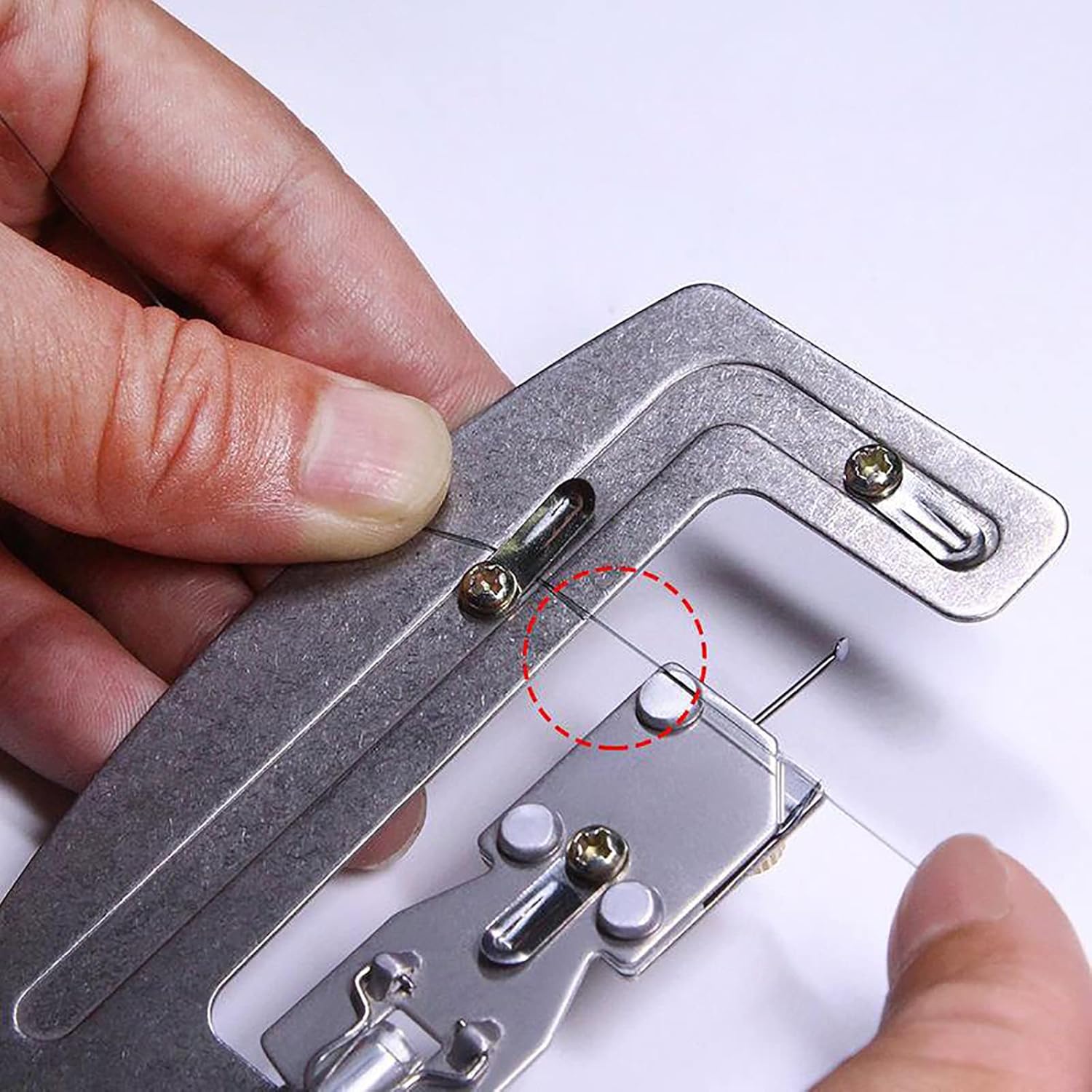 Dispozitiv pentru legarea carligului/acului de pescuit, Zola, din otel inoxidabil, semi-automat, 10.3x3.5x1.8 cm, argintiu Dispozitiv pentru legarea carligului/acului de pescuit, Zola, din otel inoxidabil, semi-automat, 10.3x3.5x1.8 cm, argintiu